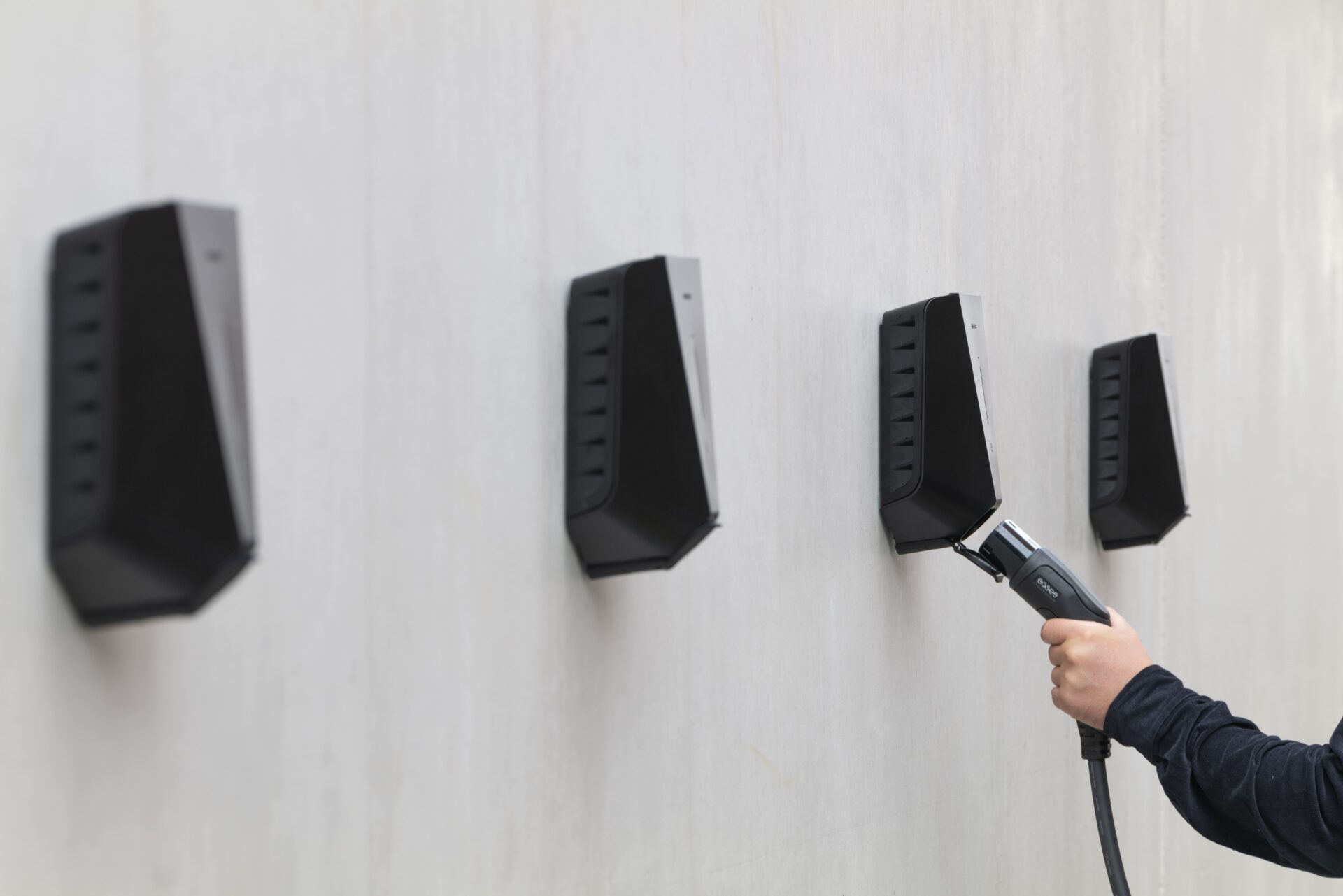Mur avec plusieurs bornes de recharge murales